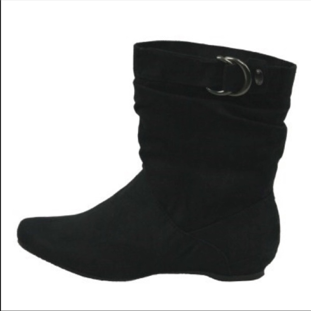 • Flat black faux suede boots •